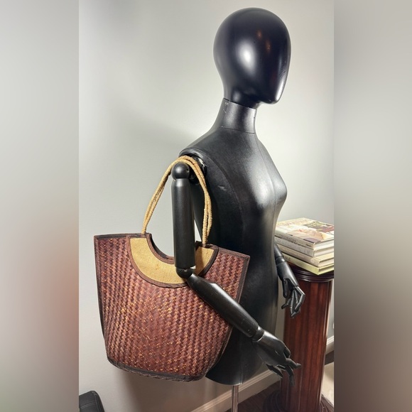 Elegant Brown Woven Tote Bag - Picture 2 of 8